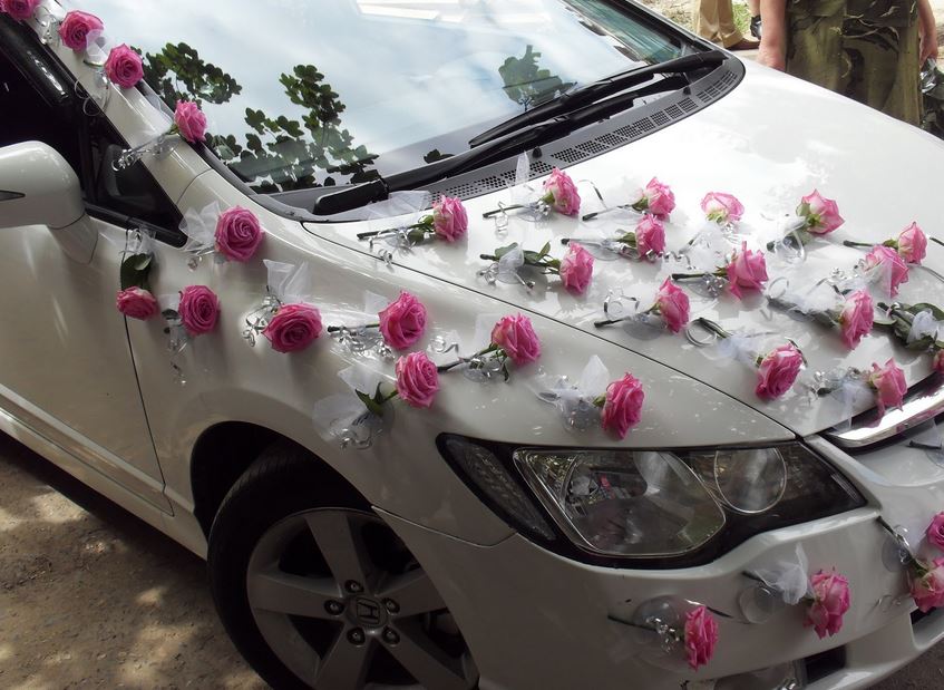 Цветочные украшения свадебного авто